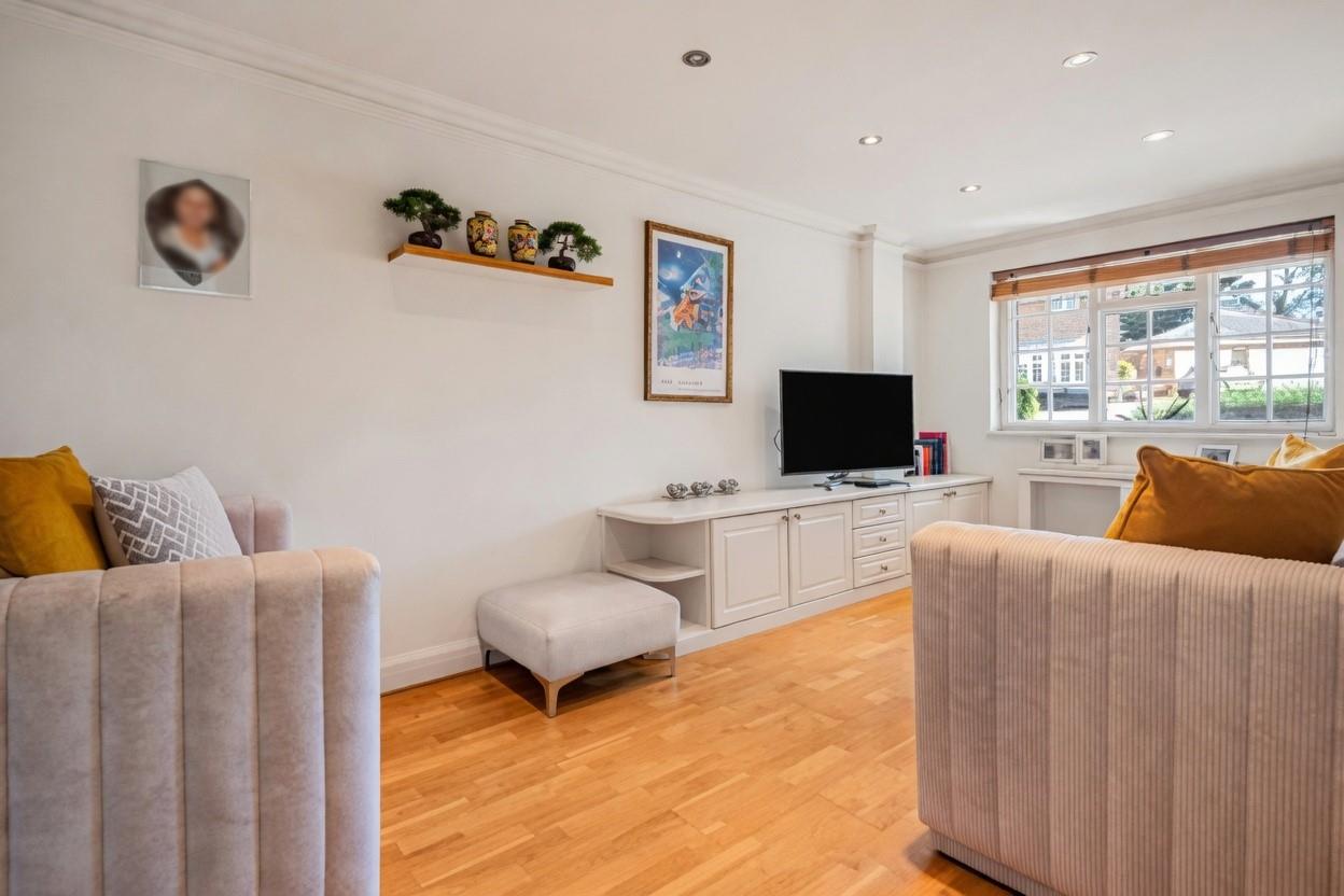 5 bed property in Coombehurst Close, Barnet, EN4, Barnet